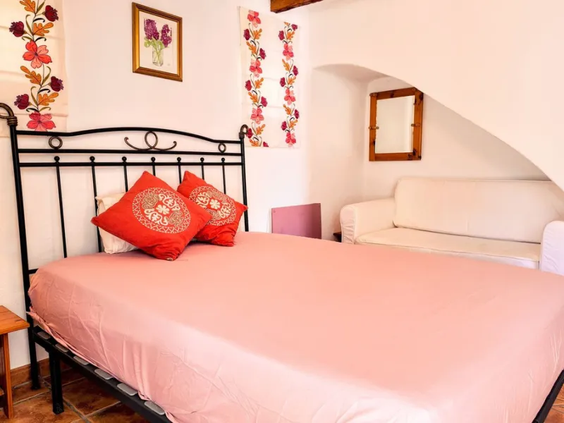 This charming property features a spacious 3-bedroom, 1-bathroom house with two levels, located in the peaceful Barranco del Sol neighborhood. only 25 min drive to Malaga