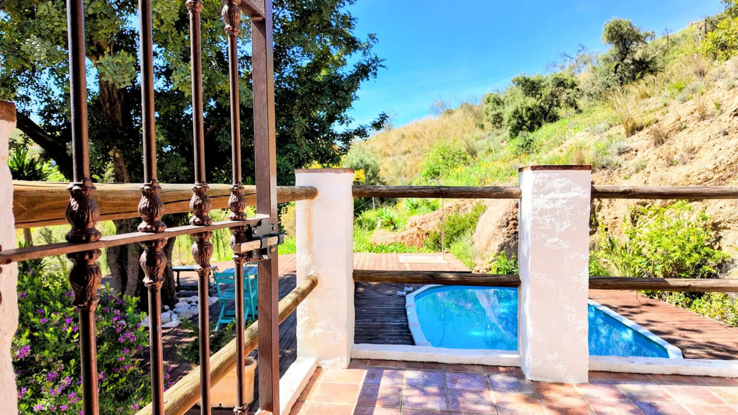 This charming property features a spacious 3-bedroom, 1-bathroom house with two levels, located in the peaceful Barranco del Sol neighborhood. only 25 min drive to Malaga