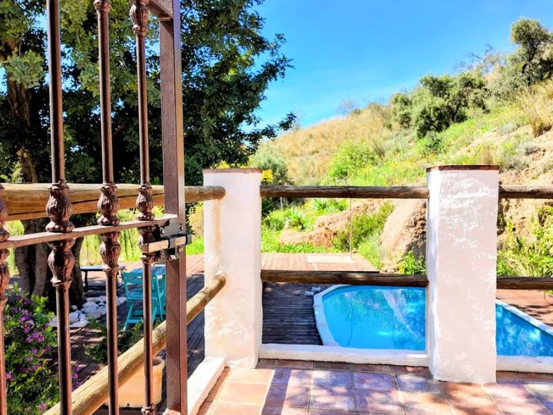 This charming property features a spacious 3-bedroom, 1-bathroom house with two levels, located in the peaceful Barranco del Sol neighborhood. only 25 min drive to Malaga