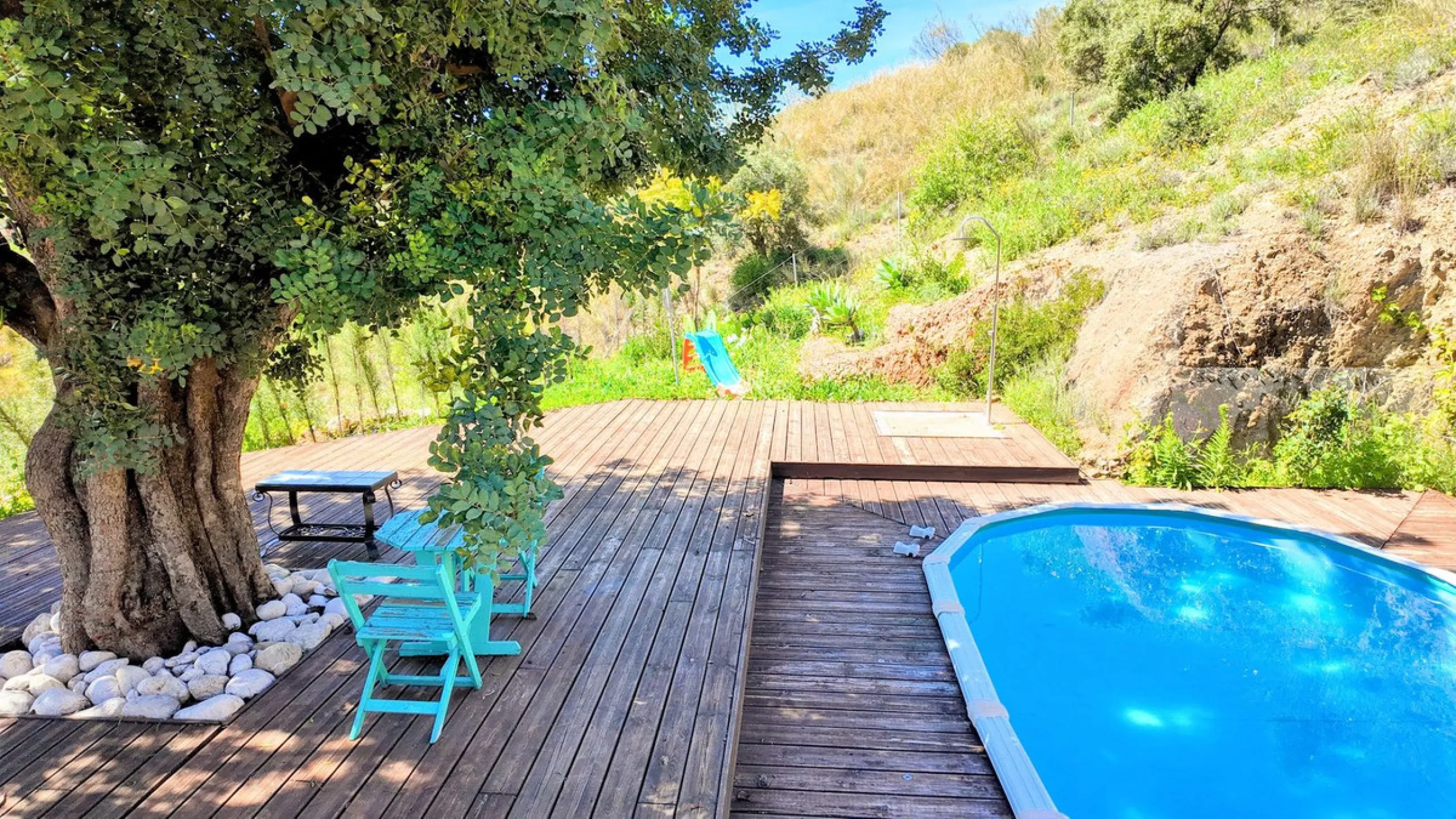 This charming property features a spacious 3-bedroom, 1-bathroom house with two levels, located in the peaceful Barranco del Sol neighborhood. only 25 min drive to Malaga
