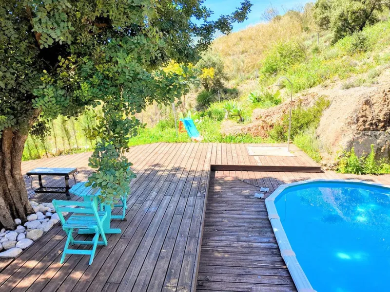This charming property features a spacious 3-bedroom, 1-bathroom house with two levels, located in the peaceful Barranco del Sol neighborhood. only 25 min drive to Malaga