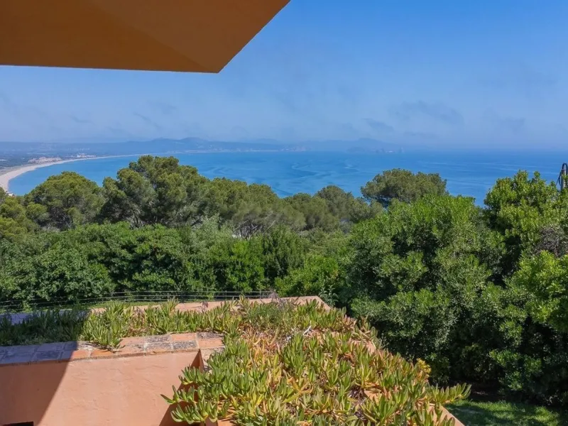 Exclusive architect-designed villa on the Costa Brava with sea views