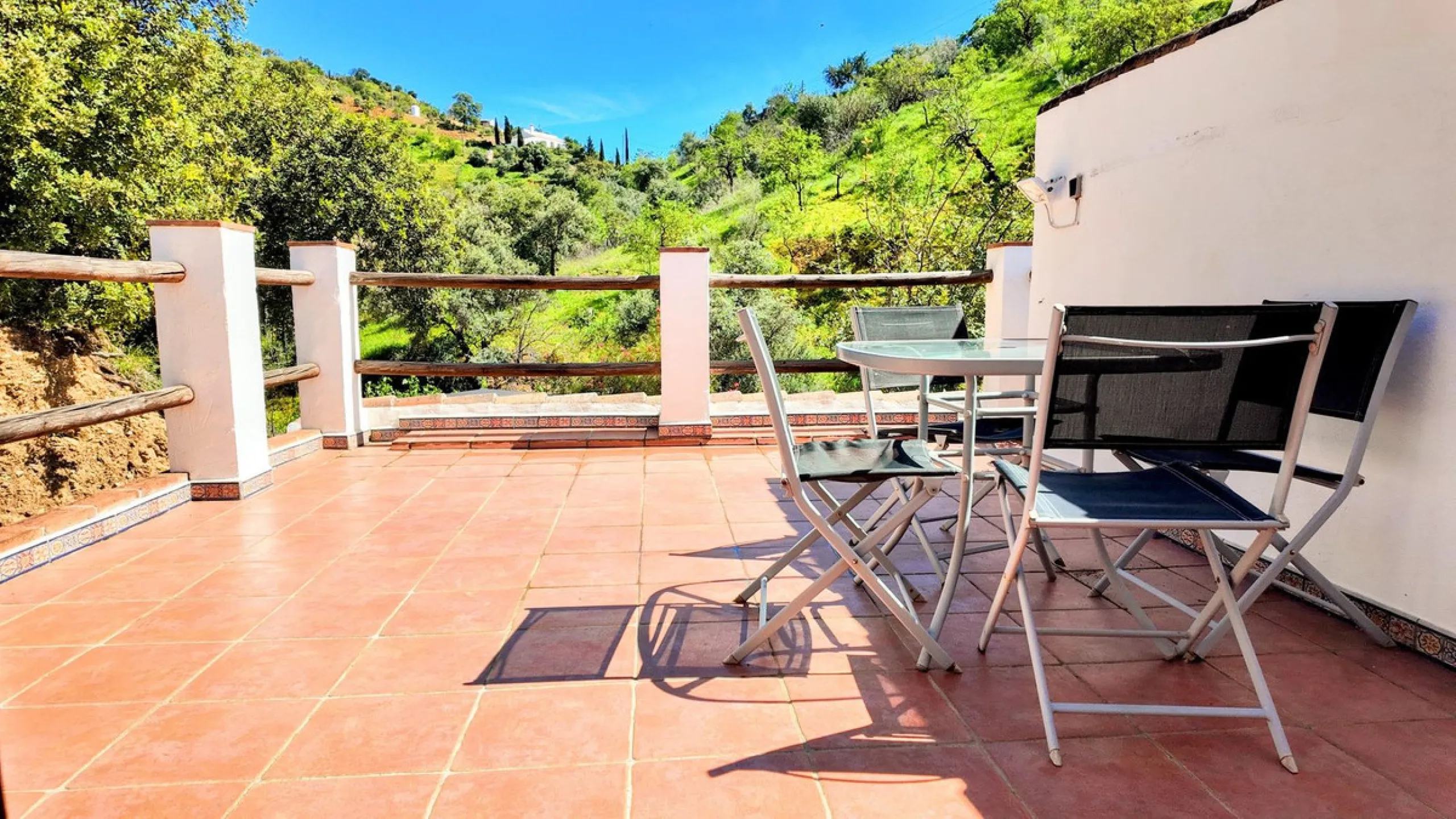 This charming property features a spacious 3-bedroom, 1-bathroom house with two levels, located in the peaceful Barranco del Sol neighborhood. only 25 min drive to Malaga