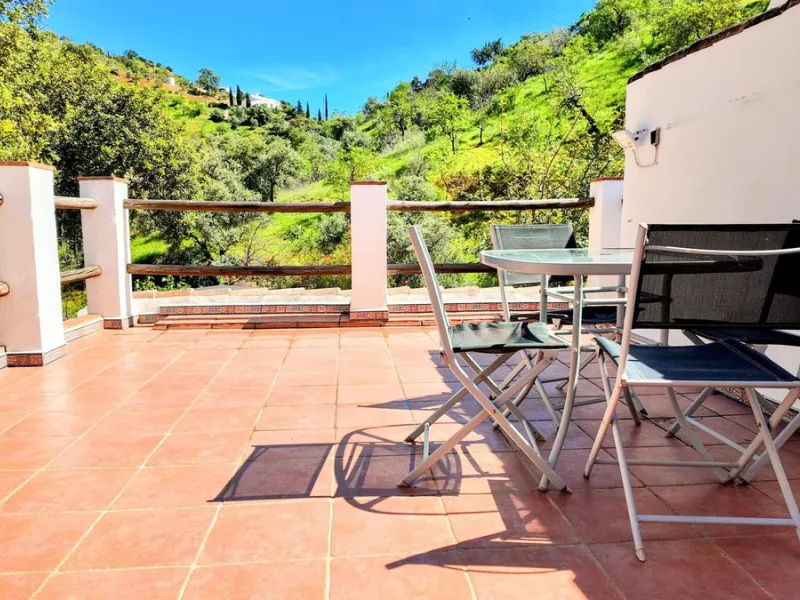 This charming property features a spacious 3-bedroom, 1-bathroom house with two levels, located in the peaceful Barranco del Sol neighborhood. only 25 min drive to Malaga