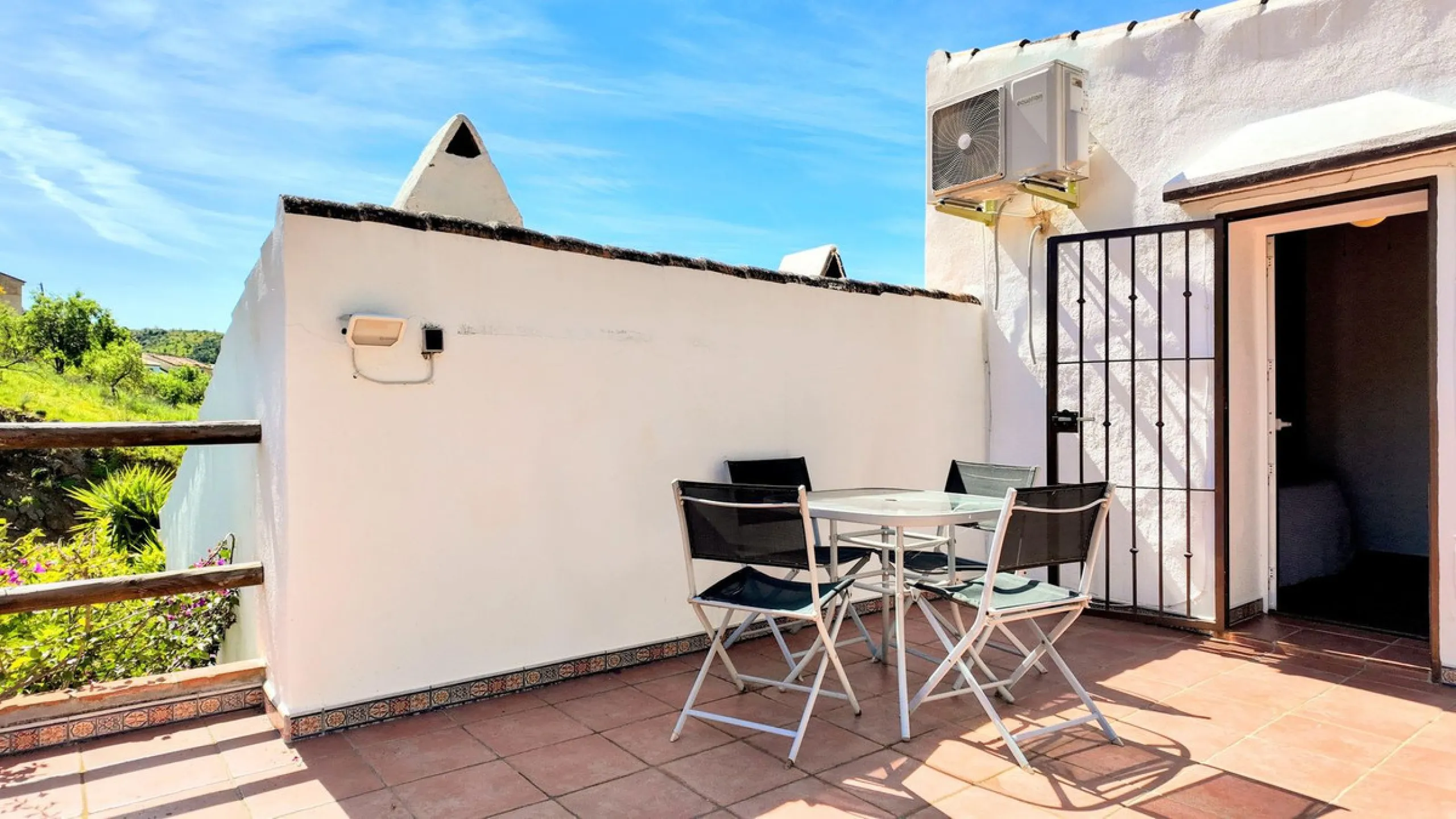This charming property features a spacious 3-bedroom, 1-bathroom house with two levels, located in the peaceful Barranco del Sol neighborhood. only 25 min drive to Malaga