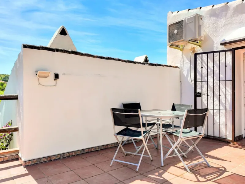 This charming property features a spacious 3-bedroom, 1-bathroom house with two levels, located in the peaceful Barranco del Sol neighborhood. only 25 min drive to Malaga