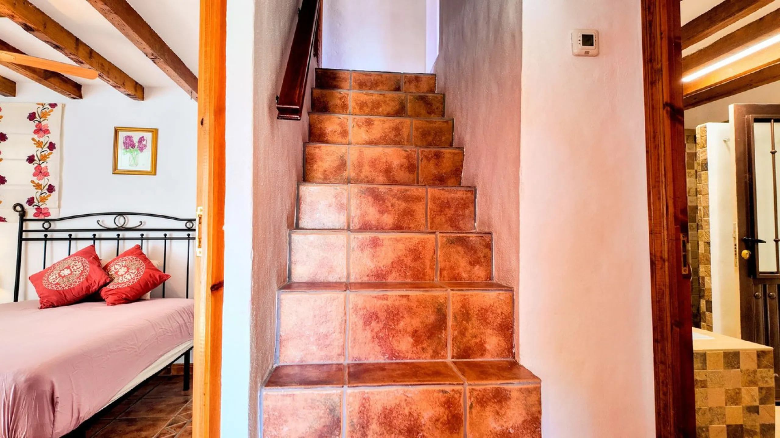 This charming property features a spacious 3-bedroom, 1-bathroom house with two levels, located in the peaceful Barranco del Sol neighborhood. only 25 min drive to Malaga