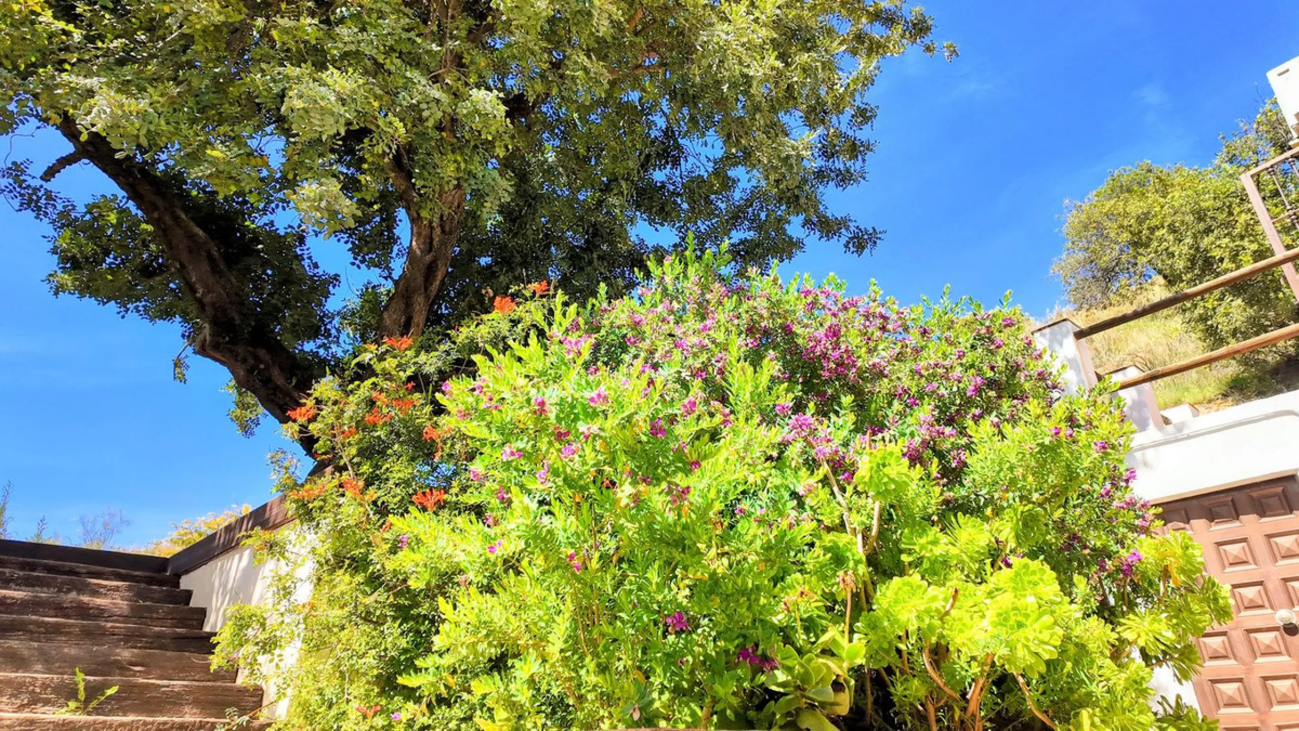 This charming property features a spacious 3-bedroom, 1-bathroom house with two levels, located in the peaceful Barranco del Sol neighborhood. only 25 min drive to Malaga