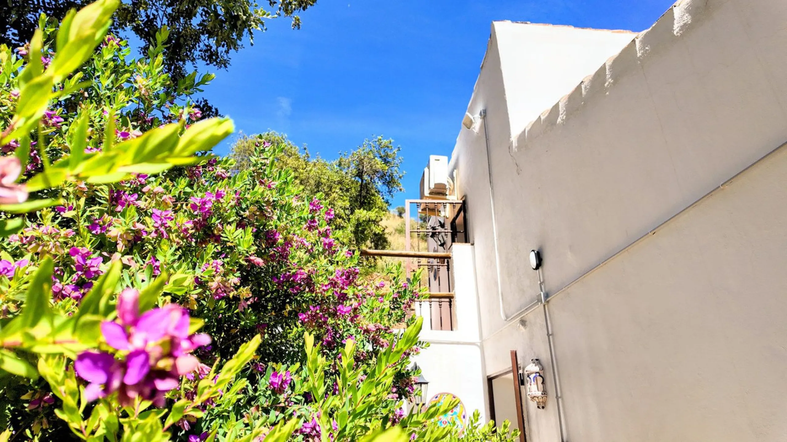 This charming property features a spacious 3-bedroom, 1-bathroom house with two levels, located in the peaceful Barranco del Sol neighborhood. only 25 min drive to Malaga