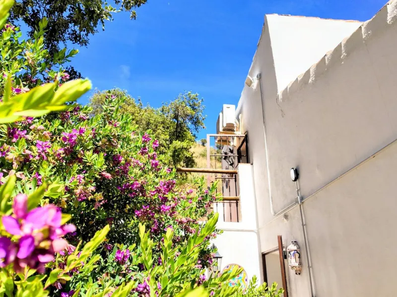 This charming property features a spacious 3-bedroom, 1-bathroom house with two levels, located in the peaceful Barranco del Sol neighborhood. only 25 min drive to Malaga