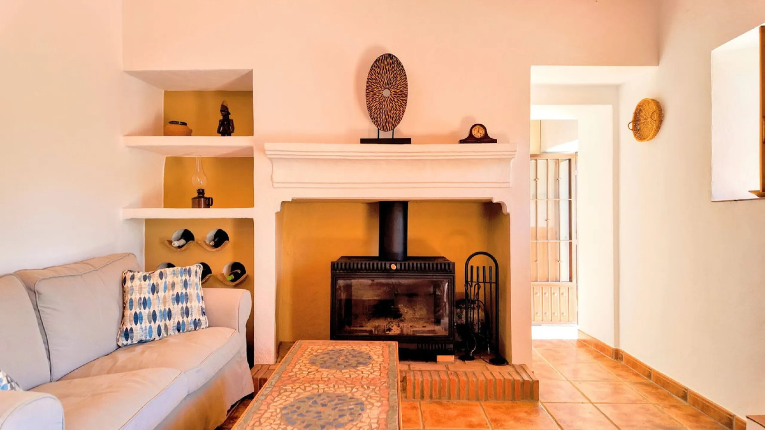 This charming property features a spacious 3-bedroom, 1-bathroom house with two levels, located in the peaceful Barranco del Sol neighborhood. only 25 min drive to Malaga
