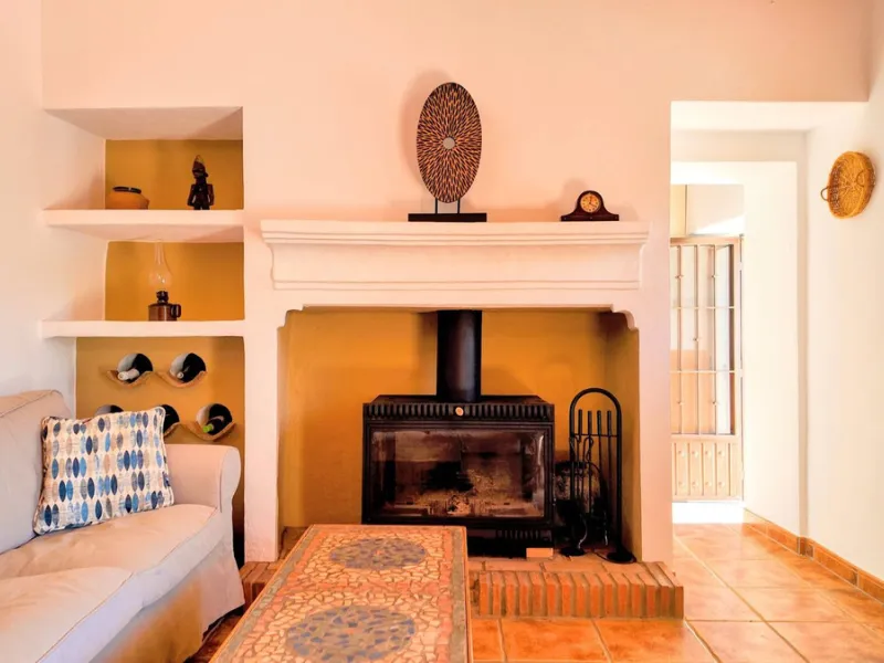 This charming property features a spacious 3-bedroom, 1-bathroom house with two levels, located in the peaceful Barranco del Sol neighborhood. only 25 min drive to Malaga