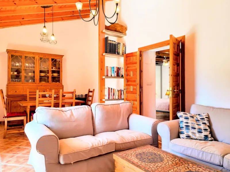 This charming property features a spacious 3-bedroom, 1-bathroom house with two levels, located in the peaceful Barranco del Sol neighborhood. only 25 min drive to Malaga