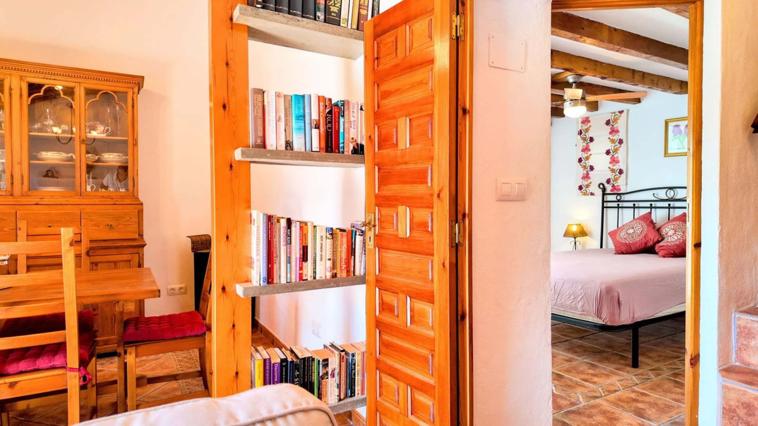 This charming property features a spacious 3-bedroom, 1-bathroom house with two levels, located in the peaceful Barranco del Sol neighborhood. only 25 min drive to Malaga