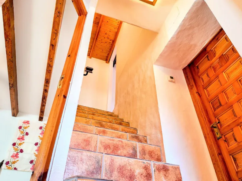 This charming property features a spacious 3-bedroom, 1-bathroom house with two levels, located in the peaceful Barranco del Sol neighborhood. only 25 min drive to Malaga
