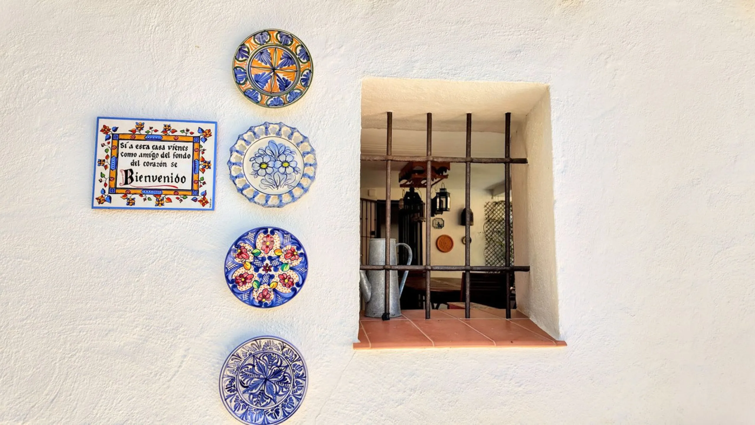 This charming property features a spacious 3-bedroom, 1-bathroom house with two levels, located in the peaceful Barranco del Sol neighborhood. only 25 min drive to Malaga