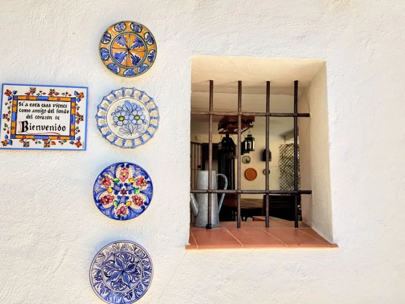 This charming property features a spacious 3-bedroom, 1-bathroom house with two levels, located in the peaceful Barranco del Sol neighborhood. only 25 min drive to Malaga