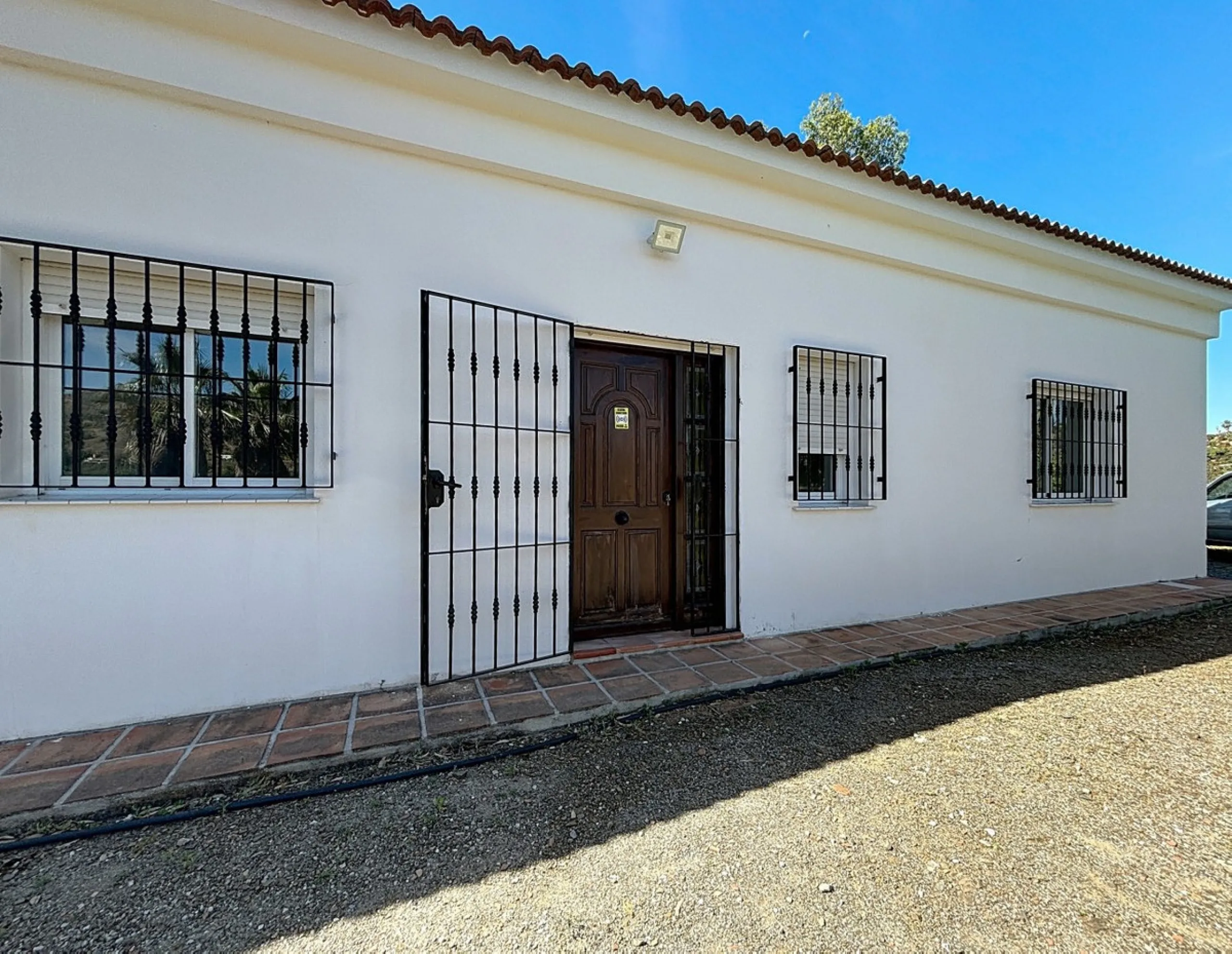 This impressive finca near Almayate spans almost 32,000 m2 of land and offers ample space for peace, self-sufficiency or small-scale farming projects. At its heart lies a charming house of approx. 200 m2, thoughtfully designed with three bedrooms and thre