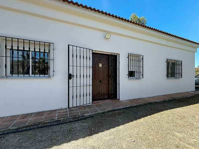 This impressive finca near Almayate spans almost 32,000 m2 of land and offers ample space for peace, self-sufficiency or small-scale farming projects. At its heart lies a charming house of approx. 200 m2, thoughtfully designed with three bedrooms and thre