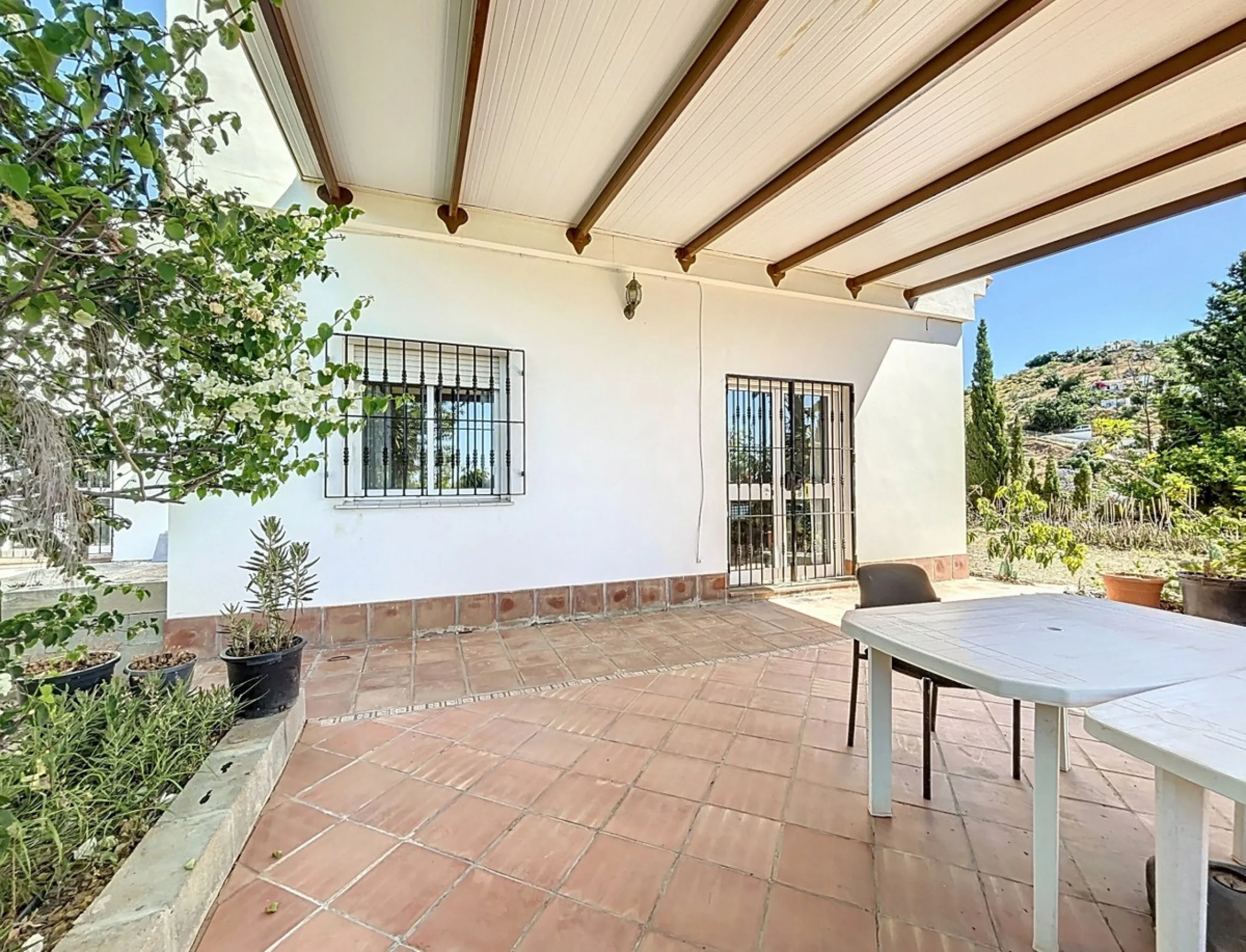 This impressive finca near Almayate spans almost 32,000 m2 of land and offers ample space for peace, self-sufficiency or small-scale farming projects. At its heart lies a charming house of approx. 200 m2, thoughtfully designed with three bedrooms and thre
