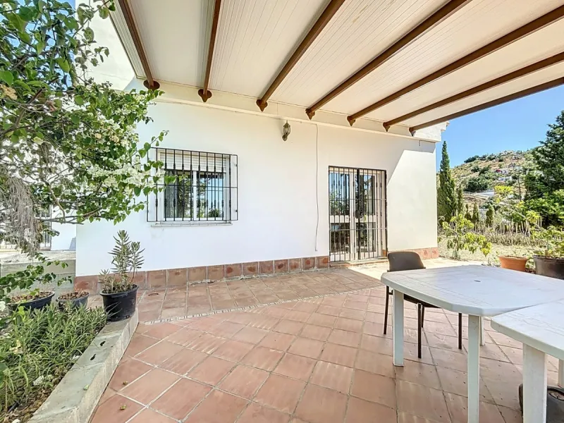 This impressive finca near Almayate spans almost 32,000 m2 of land and offers ample space for peace, self-sufficiency or small-scale farming projects. At its heart lies a charming house of approx. 200 m2, thoughtfully designed with three bedrooms and thre