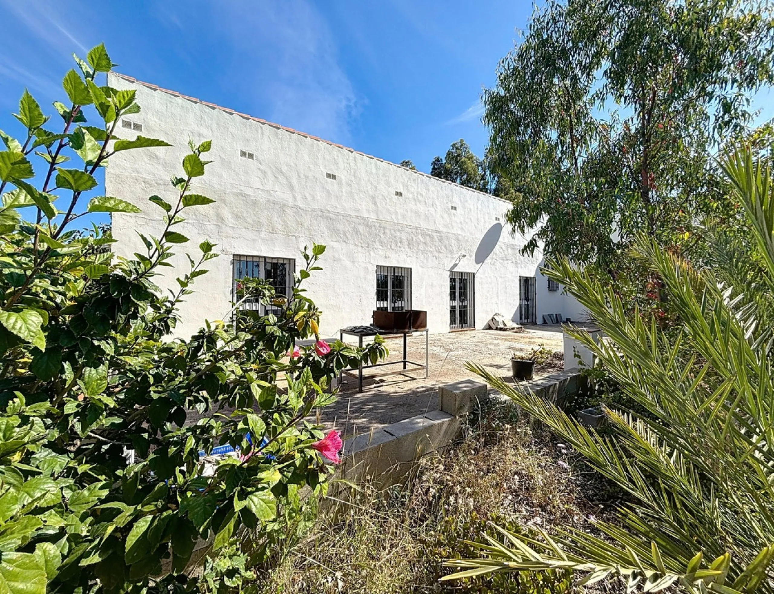 This impressive finca near Almayate spans almost 32,000 m2 of land and offers ample space for peace, self-sufficiency or small-scale farming projects. At its heart lies a charming house of approx. 200 m2, thoughtfully designed with three bedrooms and thre