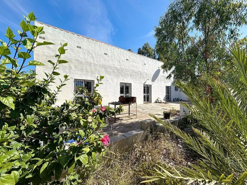 This impressive finca near Almayate spans almost 32,000 m2 of land and offers ample space for peace, self-sufficiency or small-scale farming projects. At its heart lies a charming house of approx. 200 m2, thoughtfully designed with three bedrooms and thre