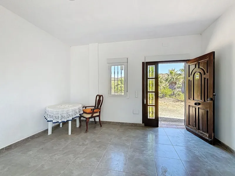 This impressive finca near Almayate spans almost 32,000 m2 of land and offers ample space for peace, self-sufficiency or small-scale farming projects. At its heart lies a charming house of approx. 200 m2, thoughtfully designed with three bedrooms and thre