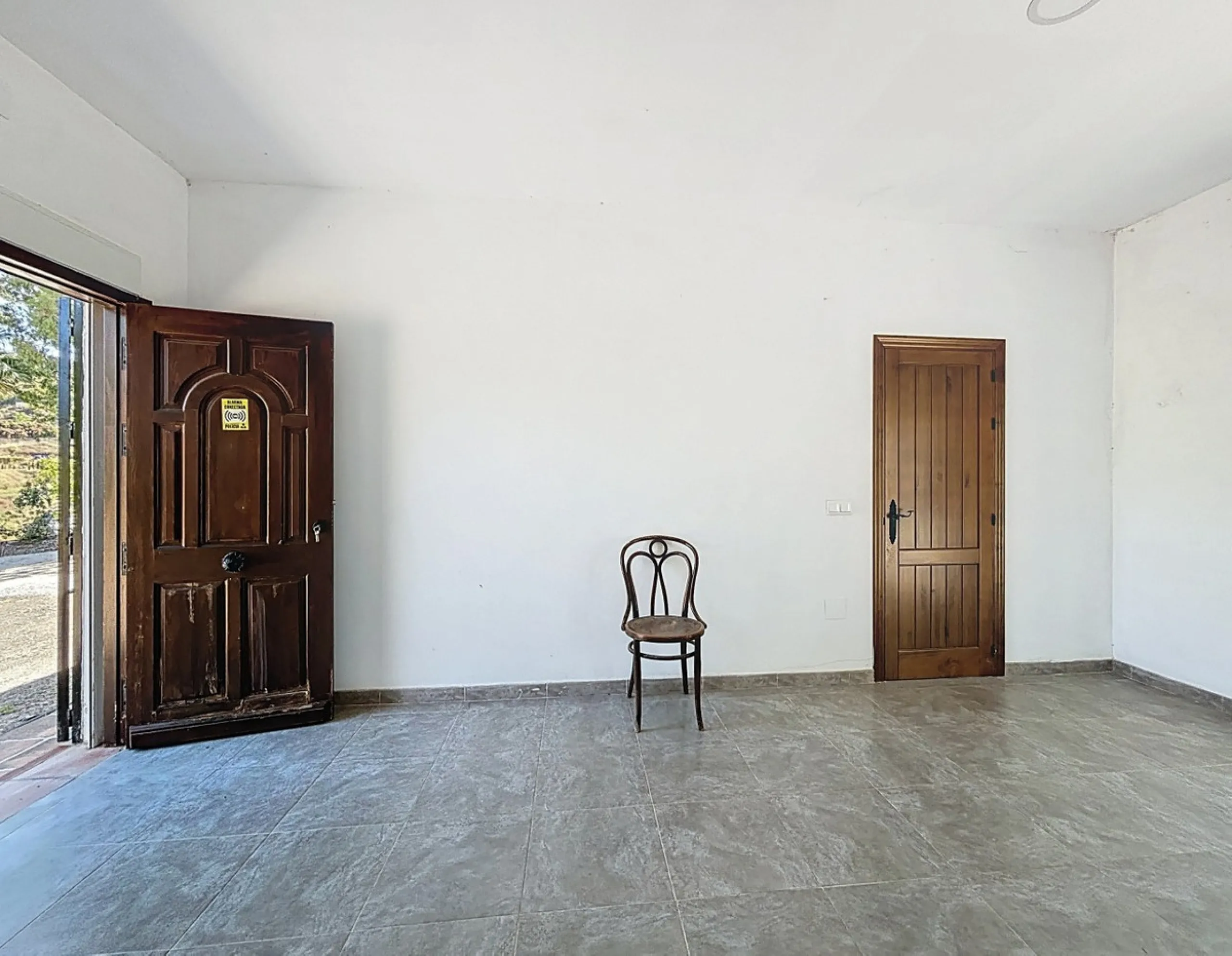 This impressive finca near Almayate spans almost 32,000 m2 of land and offers ample space for peace, self-sufficiency or small-scale farming projects. At its heart lies a charming house of approx. 200 m2, thoughtfully designed with three bedrooms and thre