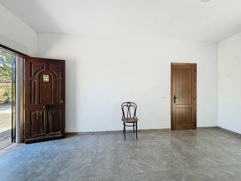 This impressive finca near Almayate spans almost 32,000 m2 of land and offers ample space for peace, self-sufficiency or small-scale farming projects. At its heart lies a charming house of approx. 200 m2, thoughtfully designed with three bedrooms and thre