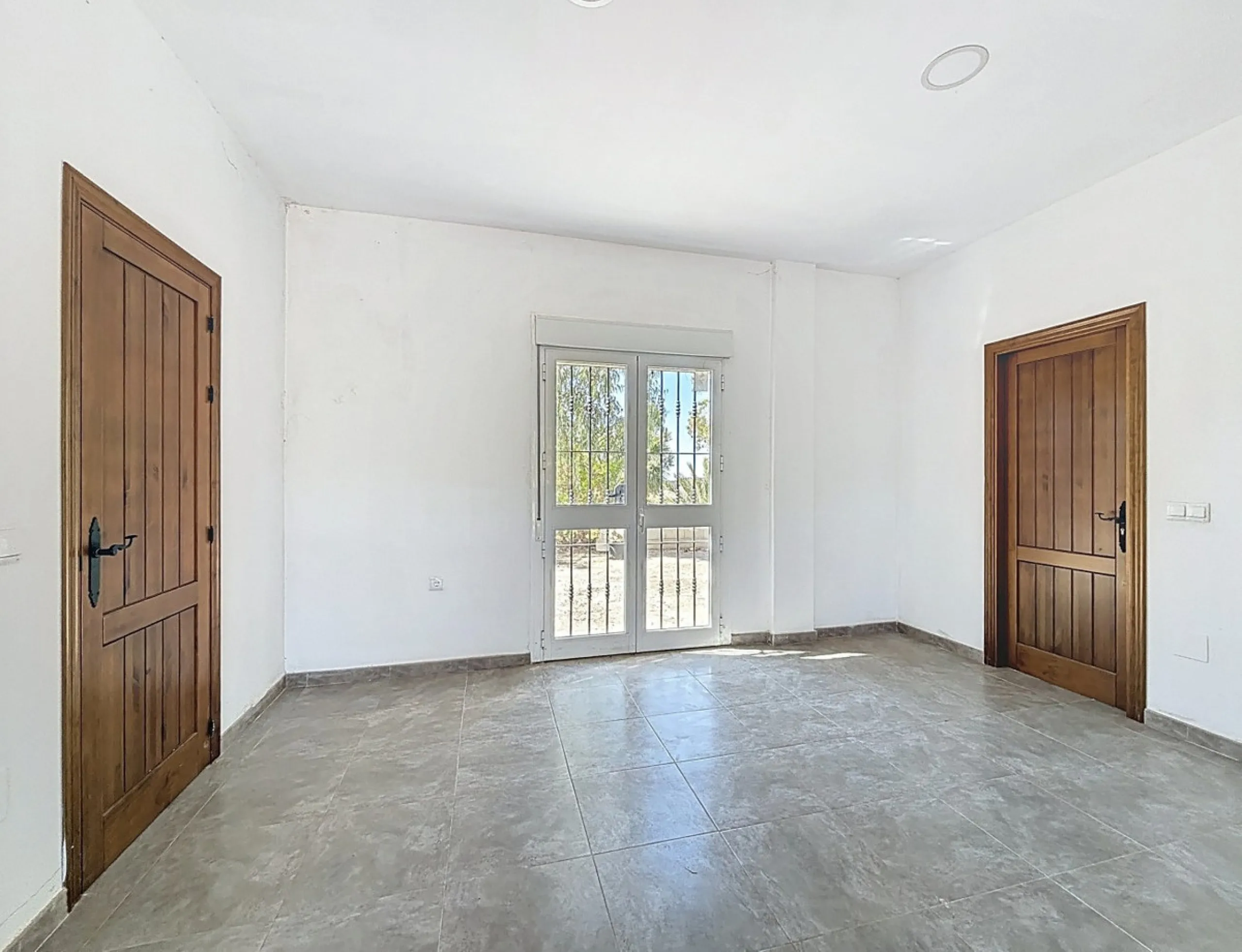 This impressive finca near Almayate spans almost 32,000 m2 of land and offers ample space for peace, self-sufficiency or small-scale farming projects. At its heart lies a charming house of approx. 200 m2, thoughtfully designed with three bedrooms and thre