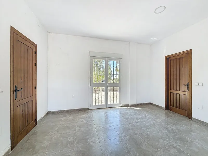 This impressive finca near Almayate spans almost 32,000 m2 of land and offers ample space for peace, self-sufficiency or small-scale farming projects. At its heart lies a charming house of approx. 200 m2, thoughtfully designed with three bedrooms and thre