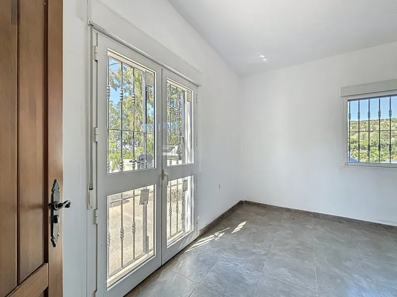 This impressive finca near Almayate spans almost 32,000 m2 of land and offers ample space for peace, self-sufficiency or small-scale farming projects. At its heart lies a charming house of approx. 200 m2, thoughtfully designed with three bedrooms and thre