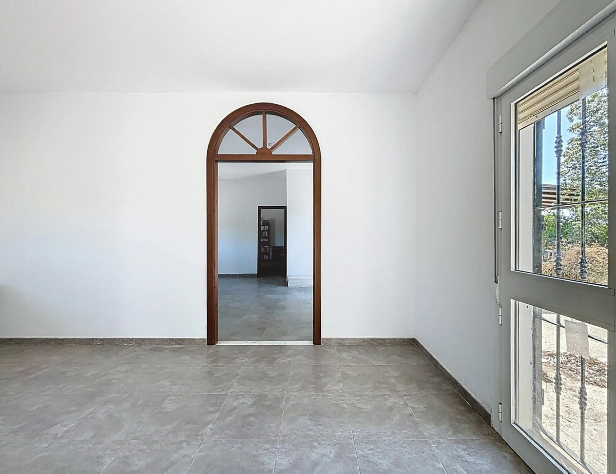 This impressive finca near Almayate spans almost 32,000 m2 of land and offers ample space for peace, self-sufficiency or small-scale farming projects. At its heart lies a charming house of approx. 200 m2, thoughtfully designed with three bedrooms and thre