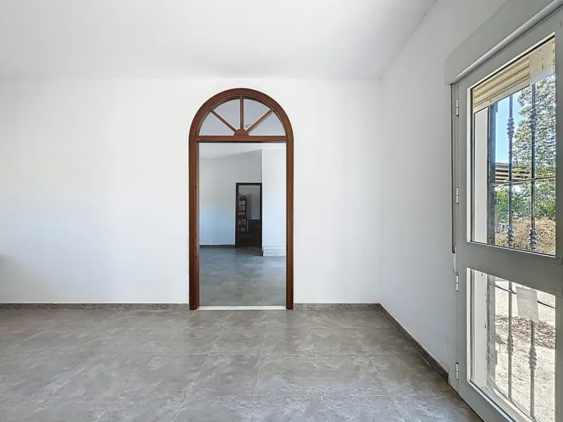 This impressive finca near Almayate spans almost 32,000 m2 of land and offers ample space for peace, self-sufficiency or small-scale farming projects. At its heart lies a charming house of approx. 200 m2, thoughtfully designed with three bedrooms and thre