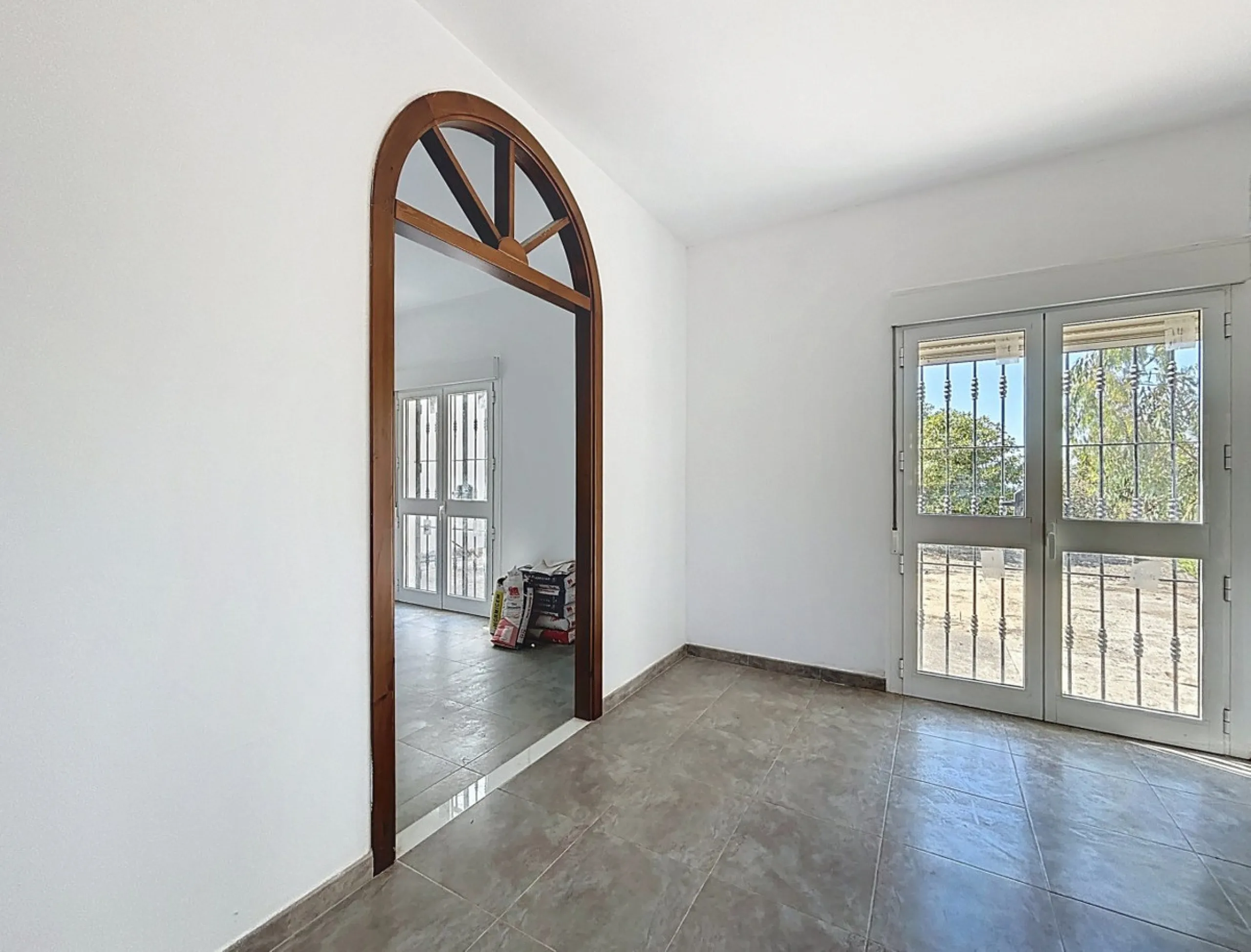 This impressive finca near Almayate spans almost 32,000 m2 of land and offers ample space for peace, self-sufficiency or small-scale farming projects. At its heart lies a charming house of approx. 200 m2, thoughtfully designed with three bedrooms and thre