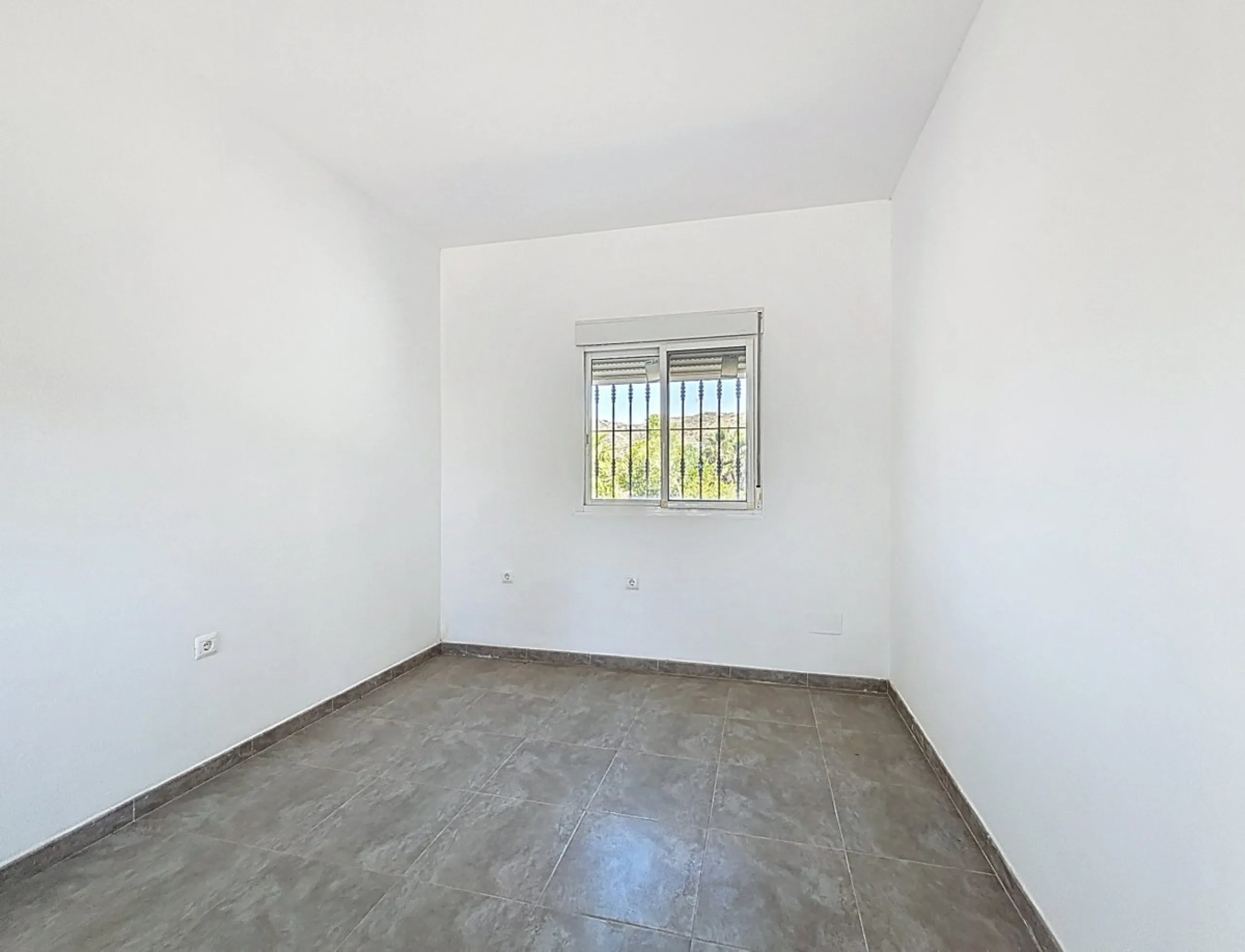 This impressive finca near Almayate spans almost 32,000 m2 of land and offers ample space for peace, self-sufficiency or small-scale farming projects. At its heart lies a charming house of approx. 200 m2, thoughtfully designed with three bedrooms and thre