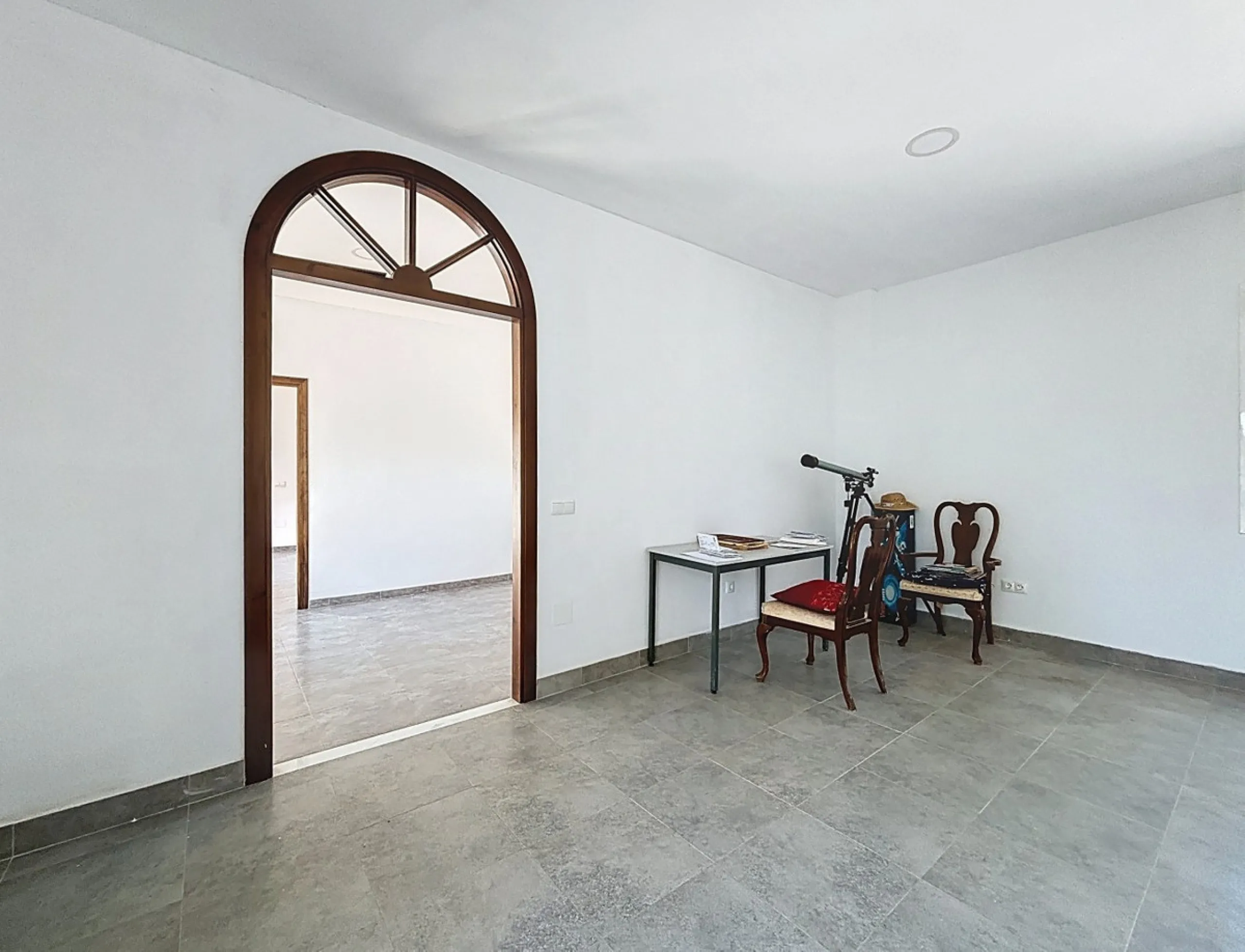 This impressive finca near Almayate spans almost 32,000 m2 of land and offers ample space for peace, self-sufficiency or small-scale farming projects. At its heart lies a charming house of approx. 200 m2, thoughtfully designed with three bedrooms and thre