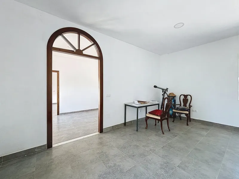 This impressive finca near Almayate spans almost 32,000 m2 of land and offers ample space for peace, self-sufficiency or small-scale farming projects. At its heart lies a charming house of approx. 200 m2, thoughtfully designed with three bedrooms and thre