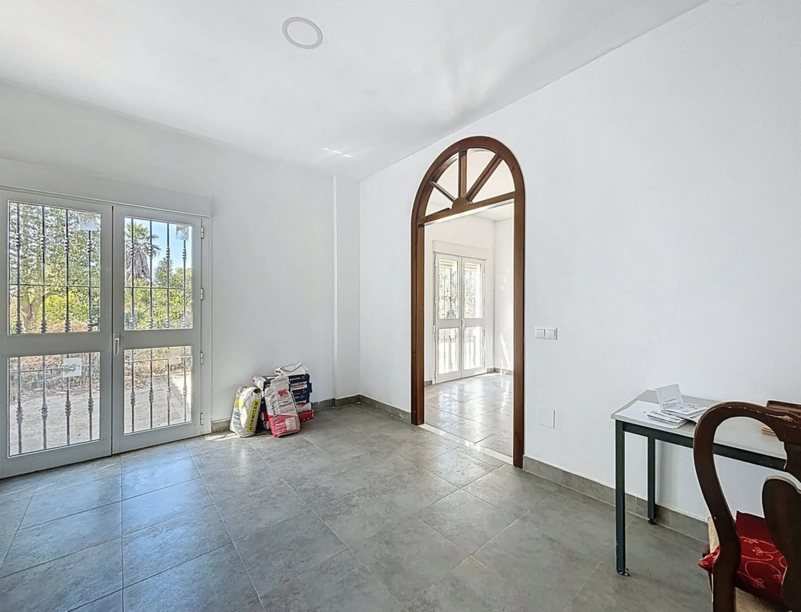 This impressive finca near Almayate spans almost 32,000 m2 of land and offers ample space for peace, self-sufficiency or small-scale farming projects. At its heart lies a charming house of approx. 200 m2, thoughtfully designed with three bedrooms and thre