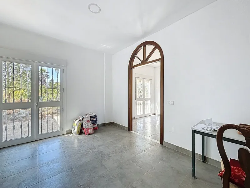 This impressive finca near Almayate spans almost 32,000 m2 of land and offers ample space for peace, self-sufficiency or small-scale farming projects. At its heart lies a charming house of approx. 200 m2, thoughtfully designed with three bedrooms and thre