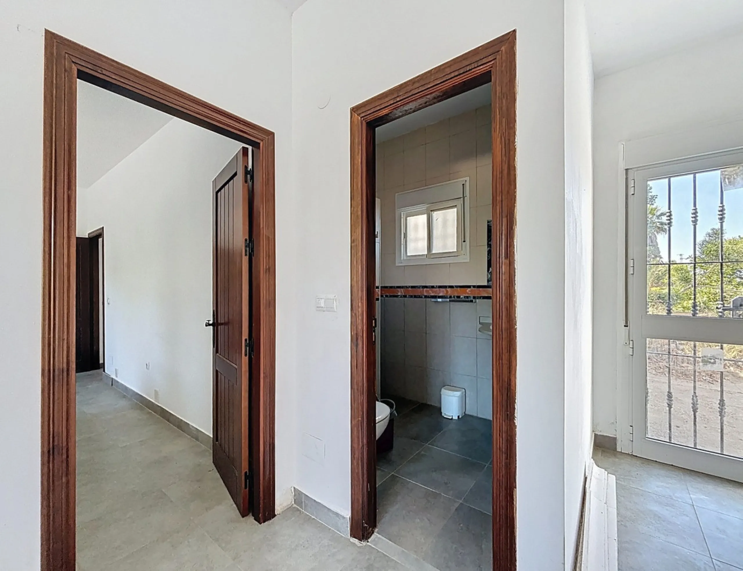 This impressive finca near Almayate spans almost 32,000 m2 of land and offers ample space for peace, self-sufficiency or small-scale farming projects. At its heart lies a charming house of approx. 200 m2, thoughtfully designed with three bedrooms and thre