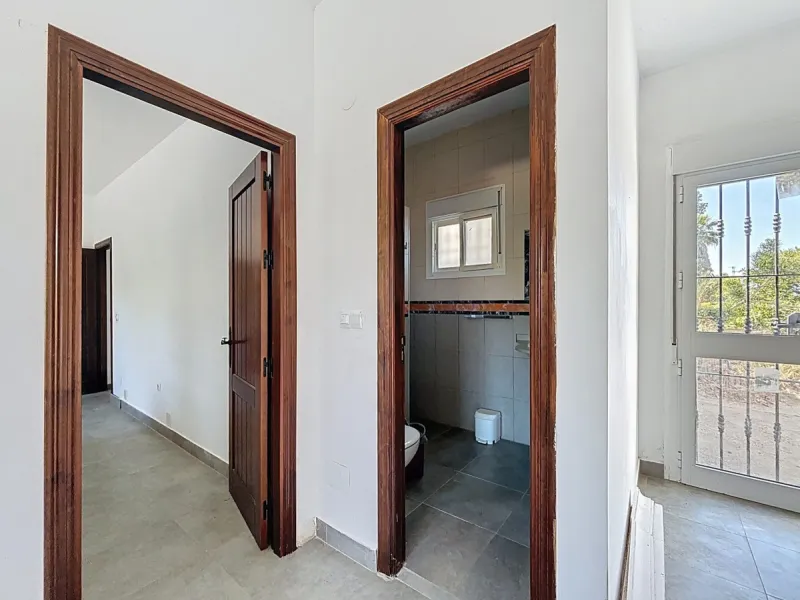 This impressive finca near Almayate spans almost 32,000 m2 of land and offers ample space for peace, self-sufficiency or small-scale farming projects. At its heart lies a charming house of approx. 200 m2, thoughtfully designed with three bedrooms and thre
