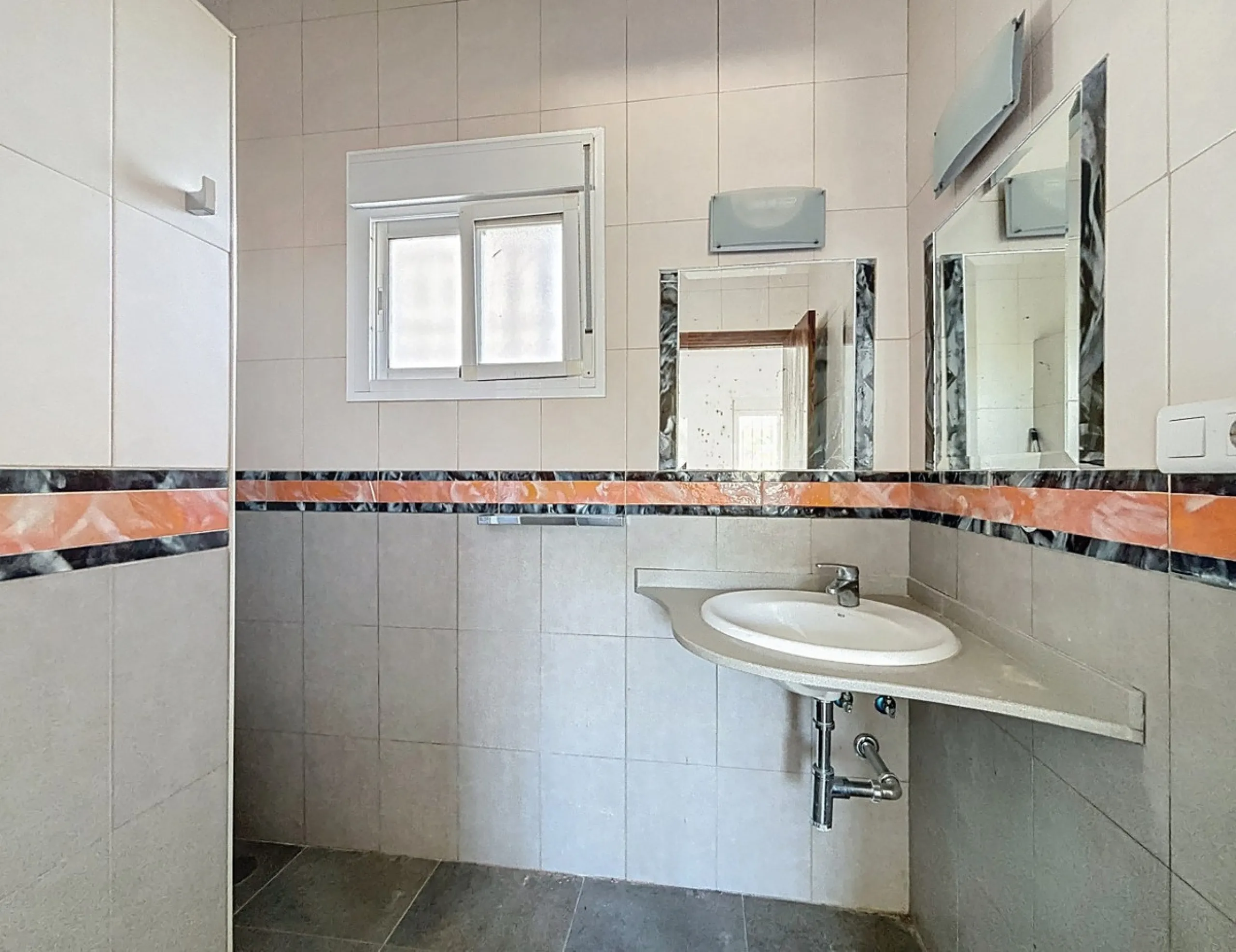 This impressive finca near Almayate spans almost 32,000 m2 of land and offers ample space for peace, self-sufficiency or small-scale farming projects. At its heart lies a charming house of approx. 200 m2, thoughtfully designed with three bedrooms and thre