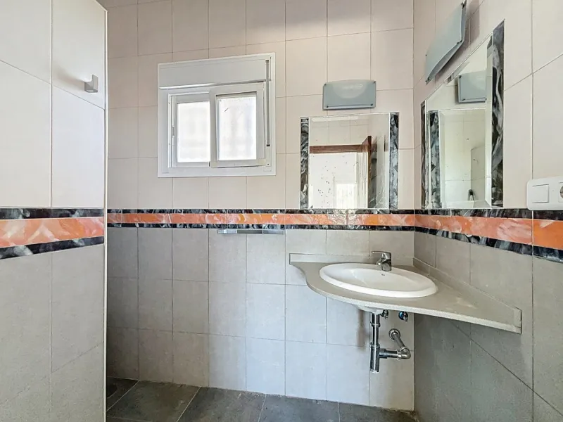 This impressive finca near Almayate spans almost 32,000 m2 of land and offers ample space for peace, self-sufficiency or small-scale farming projects. At its heart lies a charming house of approx. 200 m2, thoughtfully designed with three bedrooms and thre
