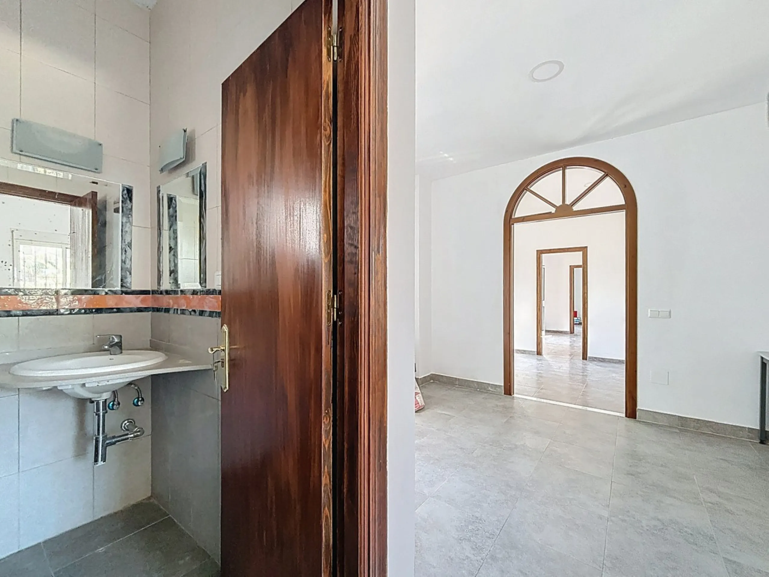 This impressive finca near Almayate spans almost 32,000 m2 of land and offers ample space for peace, self-sufficiency or small-scale farming projects. At its heart lies a charming house of approx. 200 m2, thoughtfully designed with three bedrooms and thre