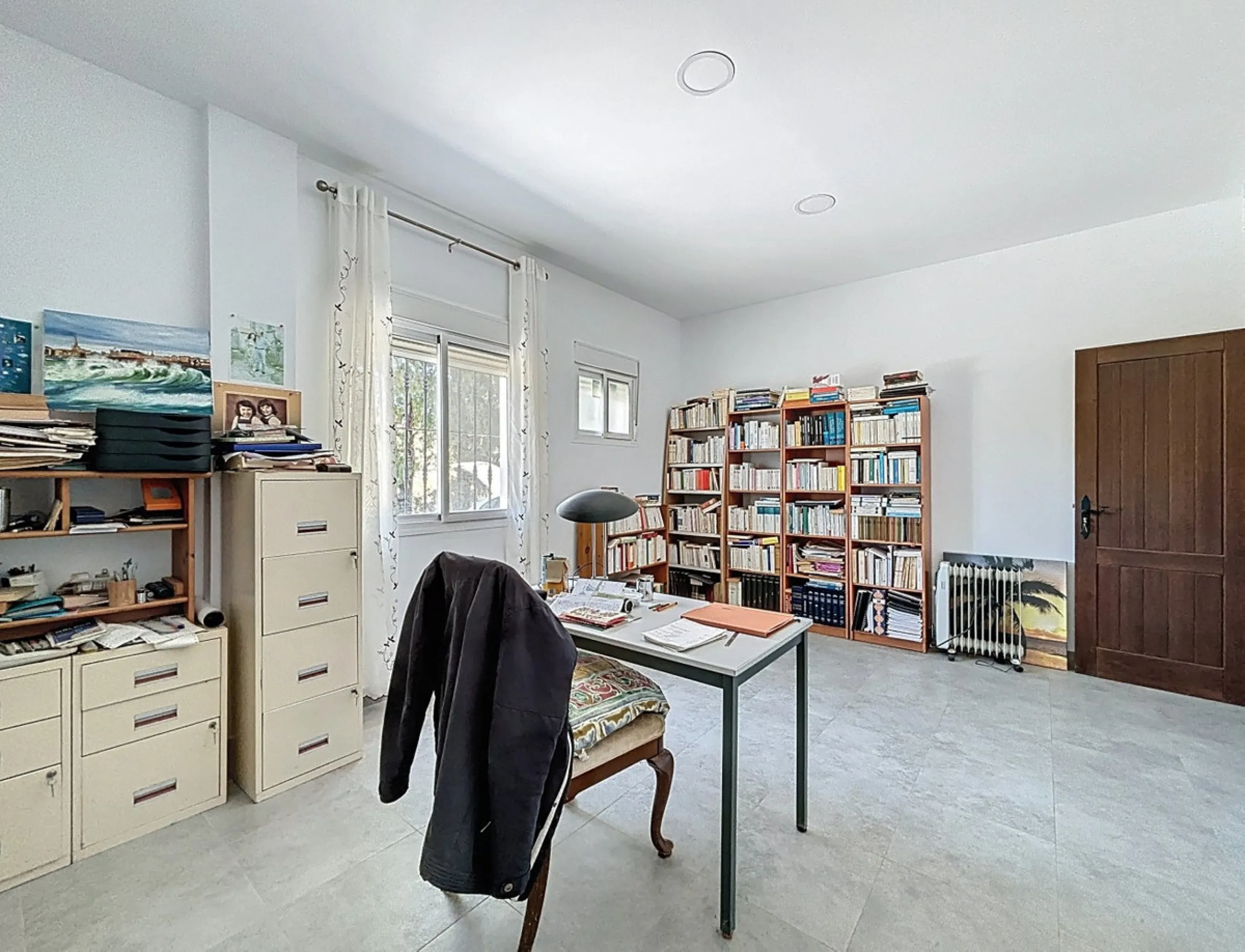 This impressive finca near Almayate spans almost 32,000 m2 of land and offers ample space for peace, self-sufficiency or small-scale farming projects. At its heart lies a charming house of approx. 200 m2, thoughtfully designed with three bedrooms and thre