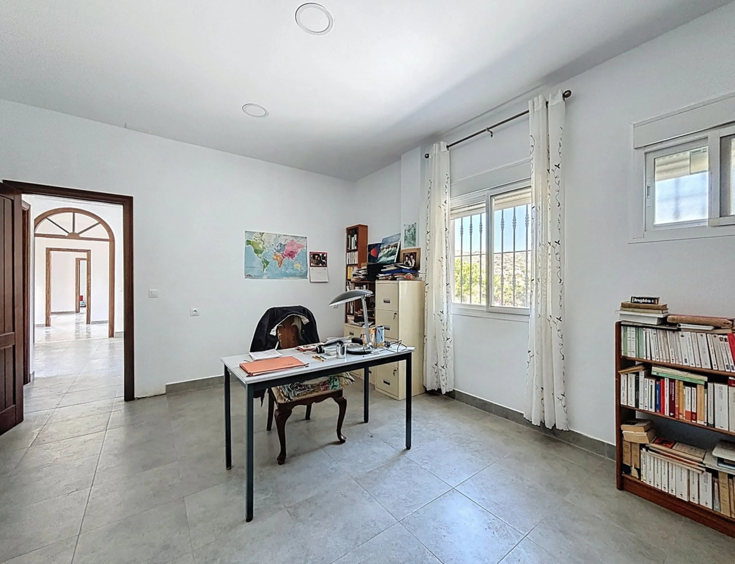 This impressive finca near Almayate spans almost 32,000 m2 of land and offers ample space for peace, self-sufficiency or small-scale farming projects. At its heart lies a charming house of approx. 200 m2, thoughtfully designed with three bedrooms and thre