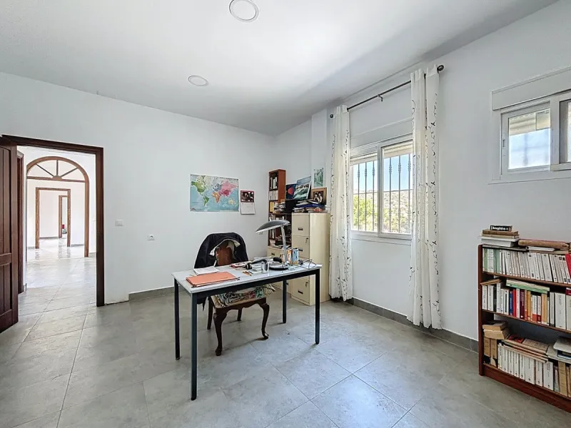 This impressive finca near Almayate spans almost 32,000 m2 of land and offers ample space for peace, self-sufficiency or small-scale farming projects. At its heart lies a charming house of approx. 200 m2, thoughtfully designed with three bedrooms and thre