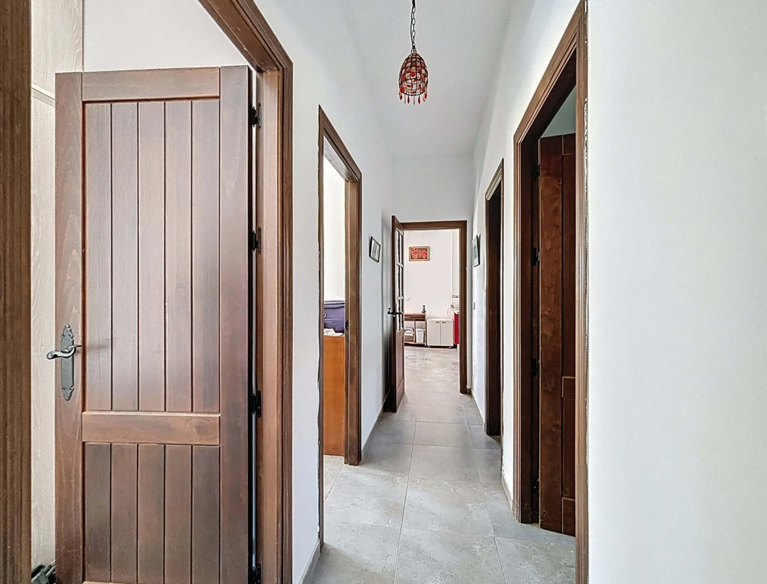 This impressive finca near Almayate spans almost 32,000 m2 of land and offers ample space for peace, self-sufficiency or small-scale farming projects. At its heart lies a charming house of approx. 200 m2, thoughtfully designed with three bedrooms and thre